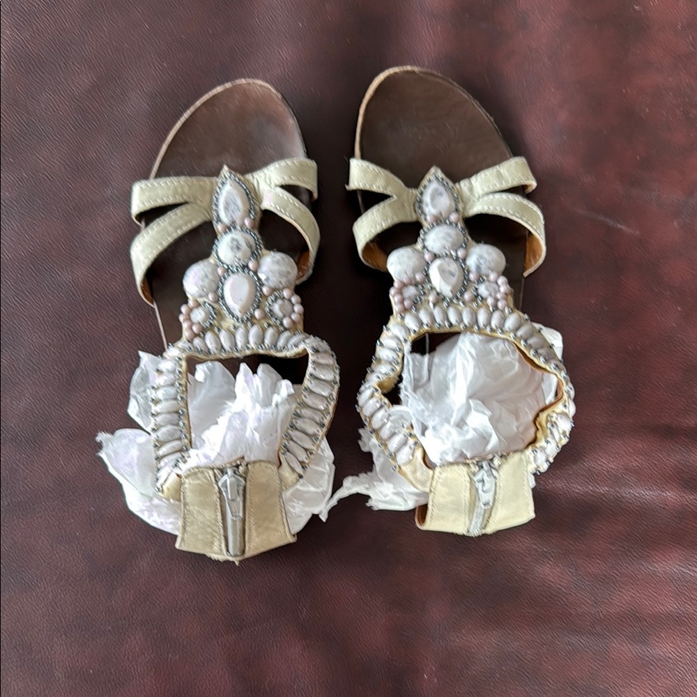 Aldo Silver Gray Sandals with Cross-Strap Design